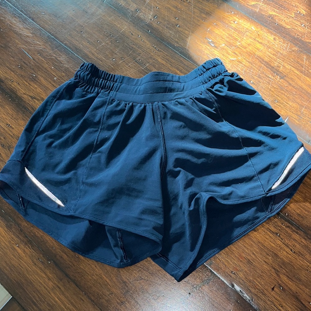 Lowrise Navy Lululemon Hottyhot Shorts, size 2, 4 in